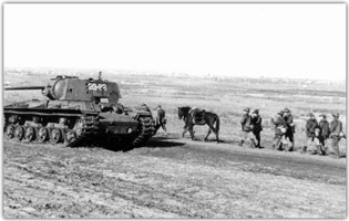 Settembre 1943 - gli Alpini della Tridentina, che muovono verso il settore Podgornoje,incrociano un carro armato russo abbandonato.